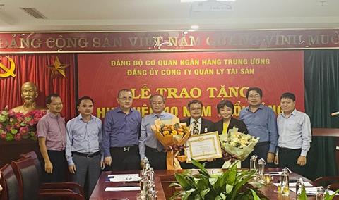 Lễ trao tặng huy hiệu 40 năm tuổi Đảng