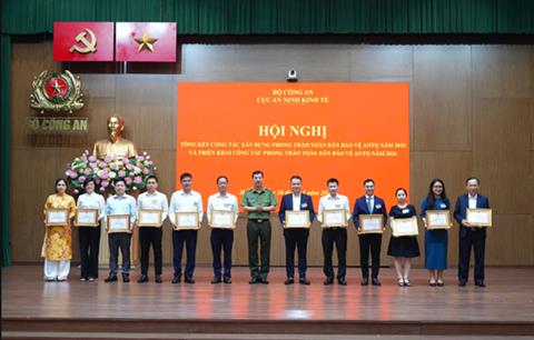 VAMC vinh dự được Cục trưởng Cục An ninh kinh tế, Bộ Công an trao tặng Giấy khen vì thành tích xuất sắc trong phong trào toàn dân bảo vệ an ninh Tổ quốc