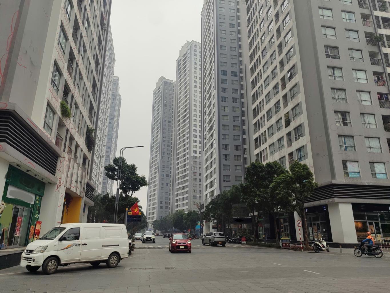 Dư nợ gốc: 4.062.574.620 VNĐ - (TSBĐ: 2 Bất động sản: diện tích 2.080 m2 tại HA NOI)